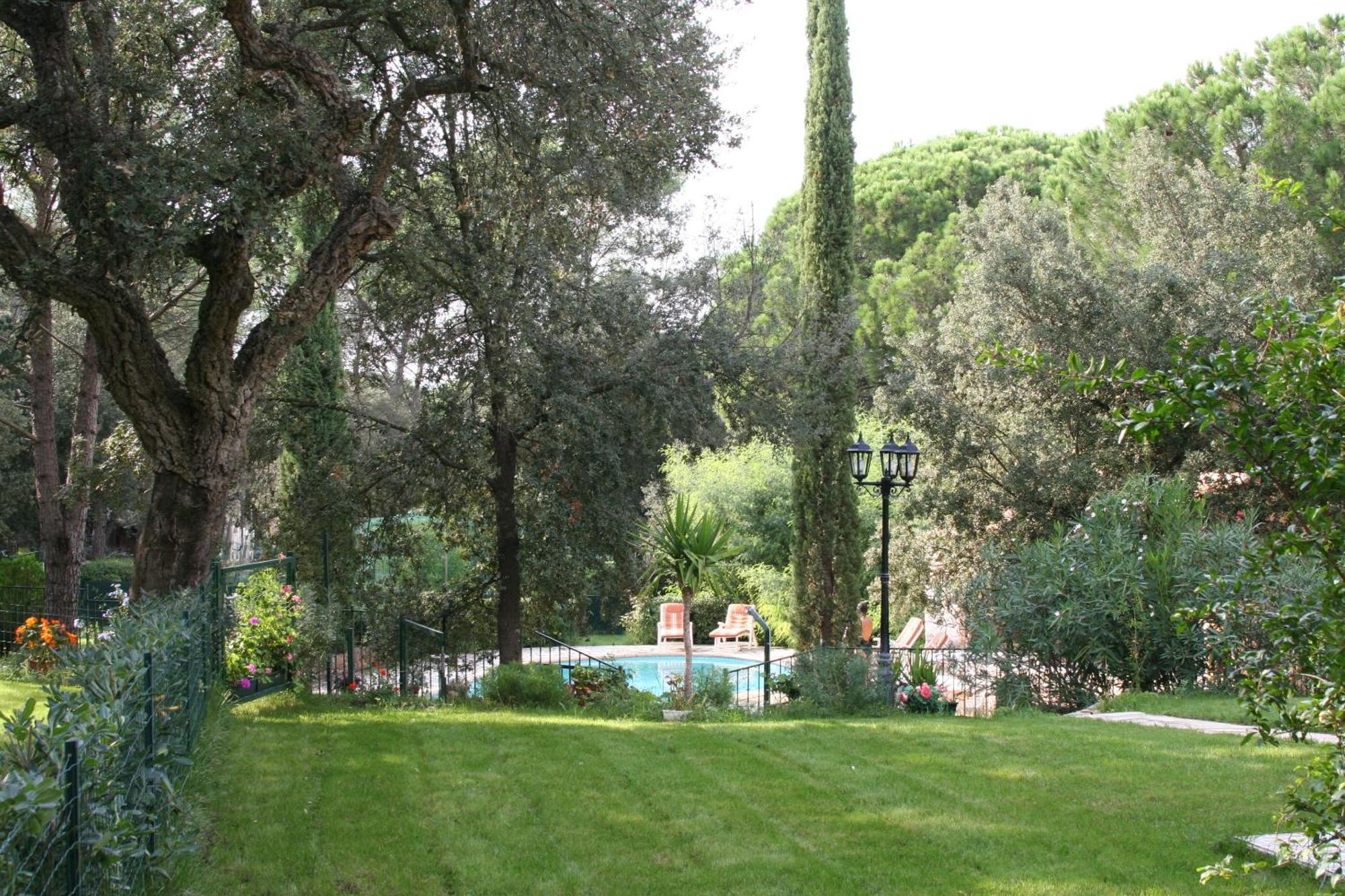 Location Villa Et Studios Roquebrune-sur Argens Exterior foto